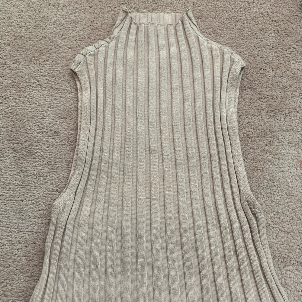 DYNAMITE RIBBED TURTLE NECK VEST: SMALL